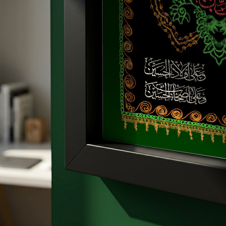 تابلو طرح پرچم دوزی نام حضرت علی اکبر (ع) مدل G15352 فریم مشکی