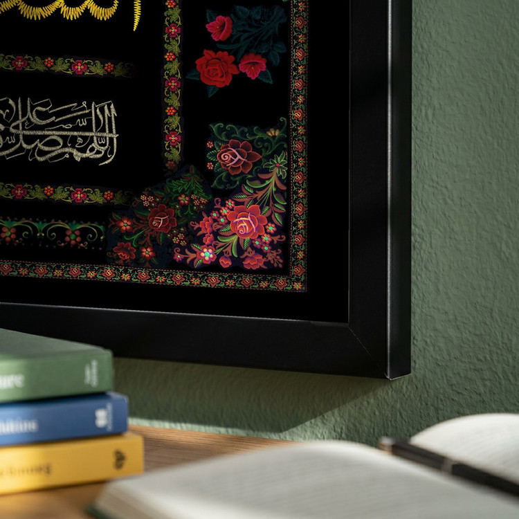 تابلو طرح کتیبه پرچم دوزی امام علی (ع) مدل G15411 فریم مشکی